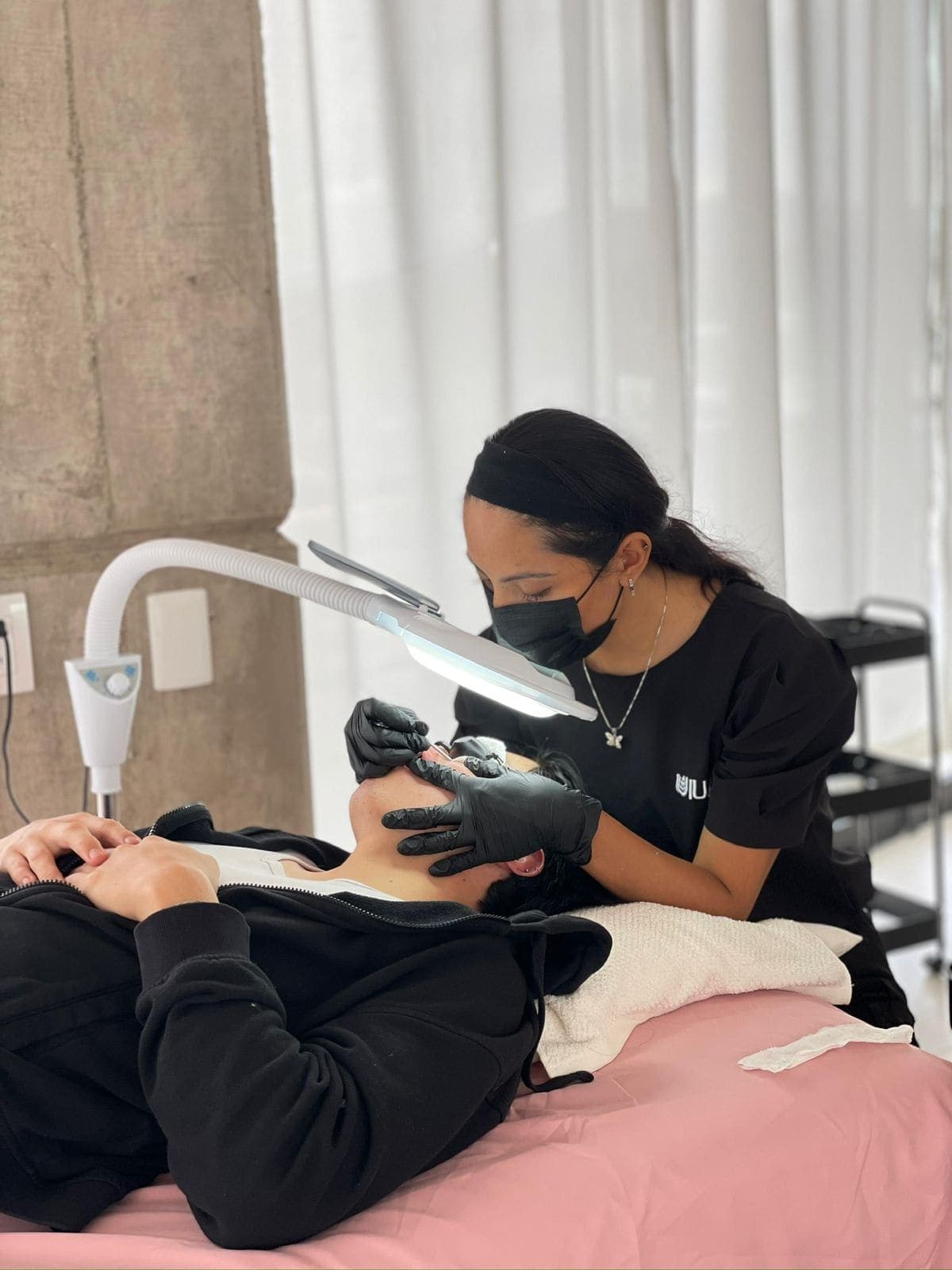 Sesión facial en Fisioderma